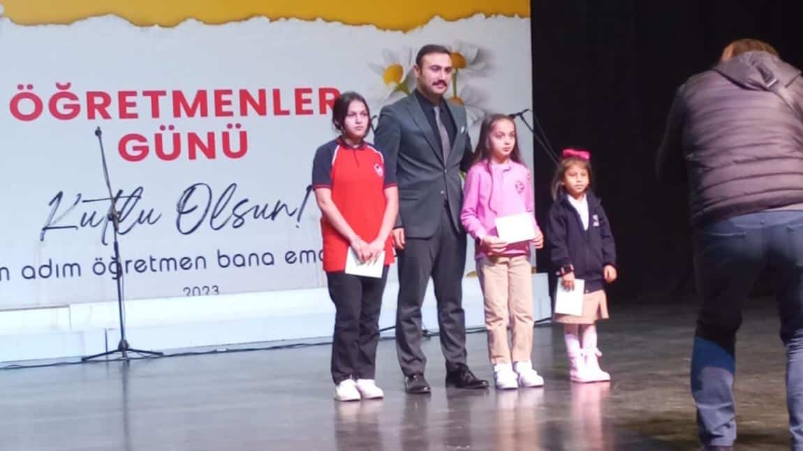 Öğrencimiz Hayrunnisa AKBULUT 24 Kasım Öğretmenler Günü Resim Yarışmasında 3. Oldu.